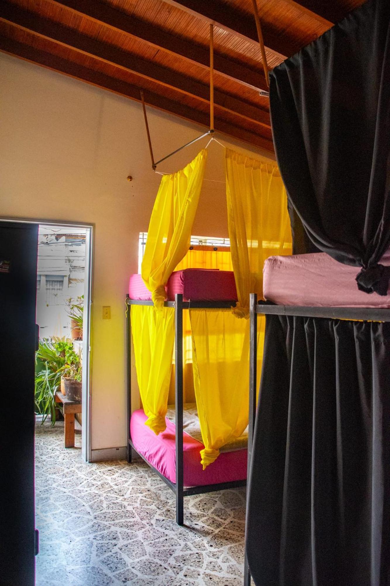 Casa Almarita - Hostal, Bar Y Restaurante Medellín Exteriér fotografie